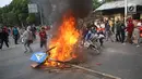 Pelajar membakar sepeda motor dan rambu lalu lintas saat berdemonstrasi di belakang Gedung DPR, Palmerah, Jakarta, Rabu (25/9/2019). Selain membakar sejumlah benda, para pelajar juga melempari Gedung DPR dengan batu. (Liputan6.com/Angga Yuniar)