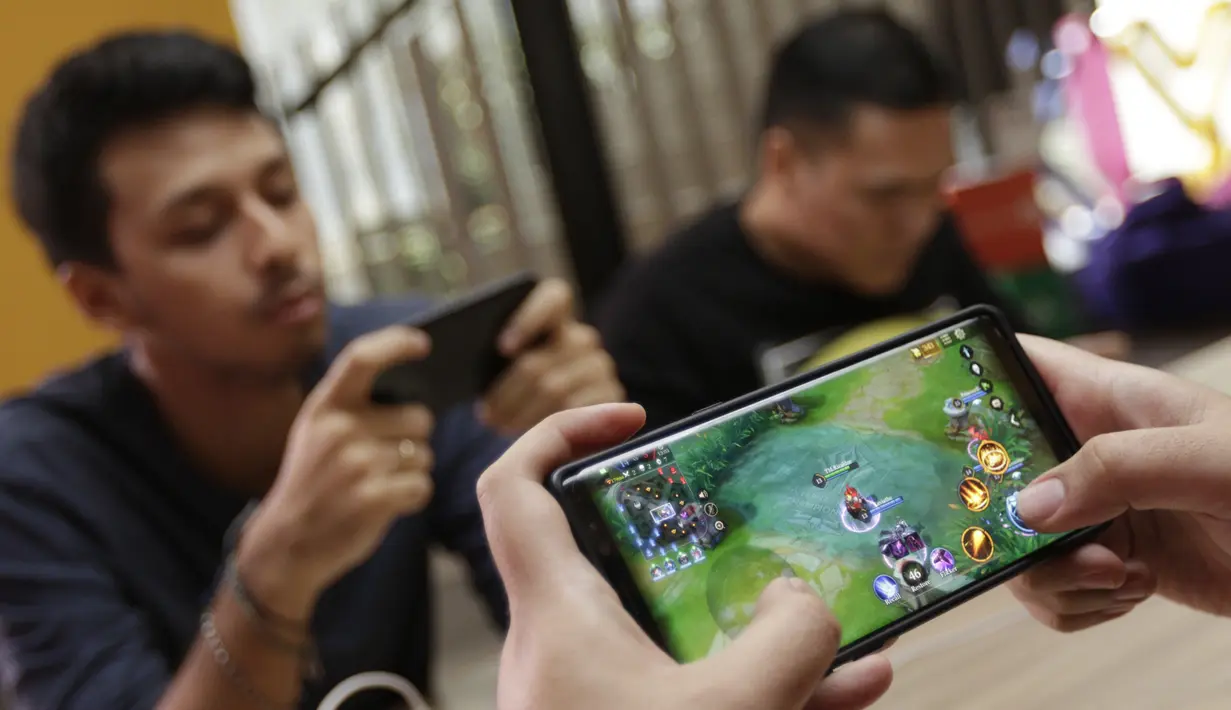 Karyawan KLY yang tergabung dalam Jakartans tanding Arena of Valor (AOV) pada laga penyisihan The Battle of Youniverse di KLY Lounge, Jakarta, Rabu (5/12). Jakartans sebagai pemenang akan menantang tim AOV profesional. (Bola.com/Vitalis Yogi Trisna)