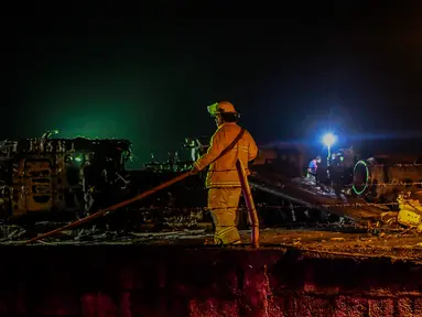 Petugas memeriksa puing-puing pesawat yang mengalami kecelakaan di ujung landasan pacu 24 di Bandara Internasional Ninoy Aquino, Manila, Filipina (29/3/2020). Sebuah pesawat kecil tujuan Jepang mengalami kecelakaan saat lepas landas pada Minggu (29/3) malam di Bandara tersebut. (Xinhua/Rouelle Umali