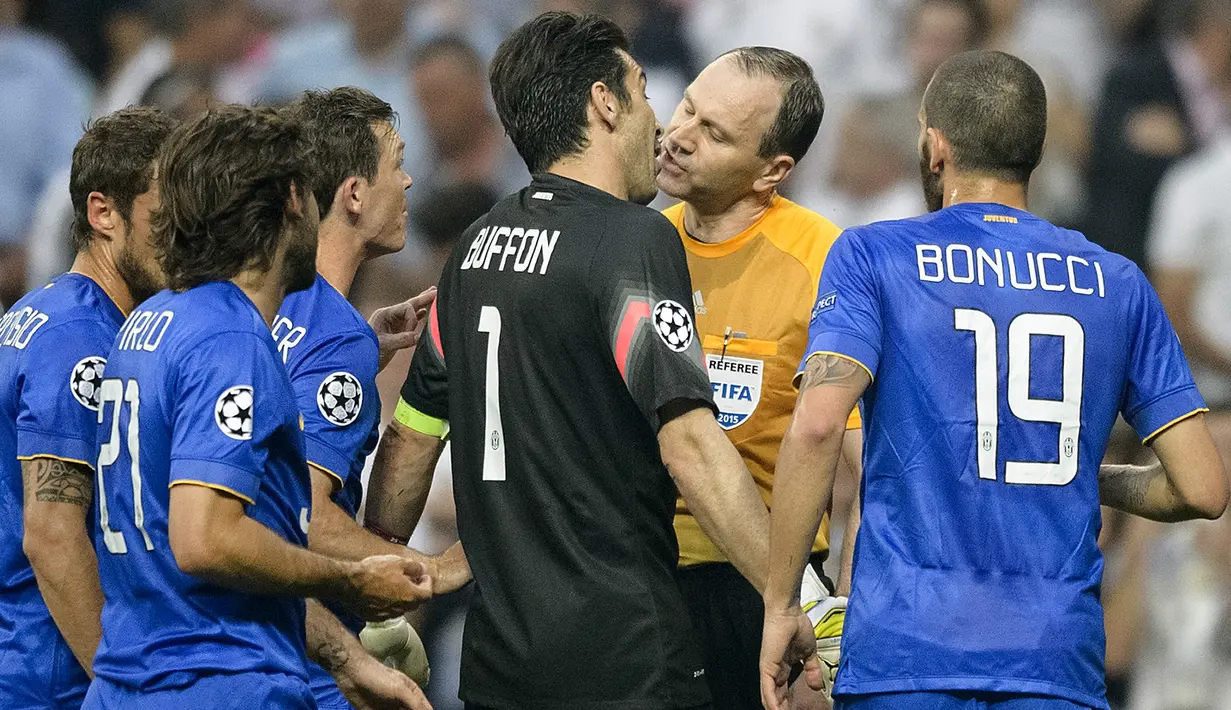 Gianluigi Buffon terlibat adu argumen keras dengan wasit yang memimpin laga Liga Champions melawan Real Madrid FC di Santiago Bernabeu pada Mei 2015 lalu.  ( AFP/Dani Pozo )