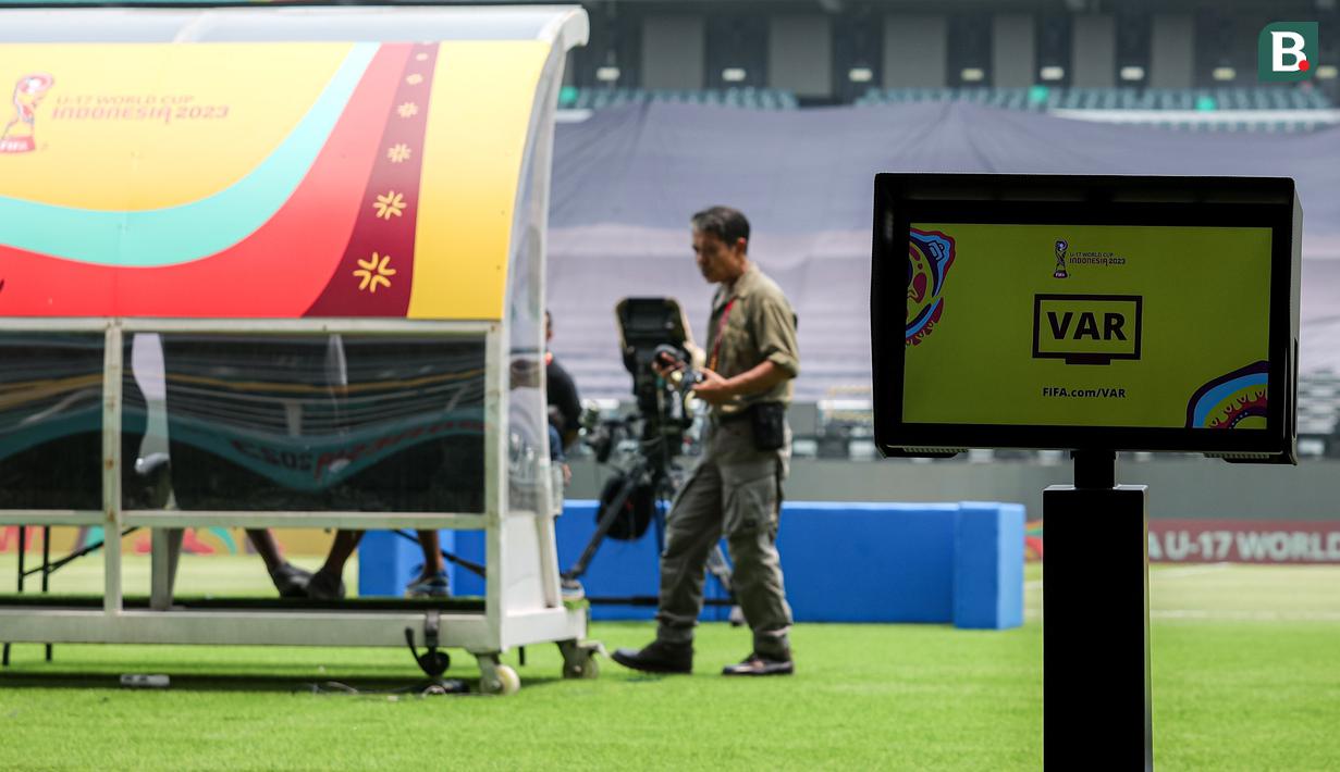 <p>Pemakaian VAR di sepak bola Indonesia akan dimulai ketika Piala Dunia U-17 2023 dibuka di Stadion GBT pada Jumat (10/11/2023). Stadion GBT akan menggelar hari pertama Piala Dunia U-17 2023 yang mempertandingkan dua partai Grup A, diawali dengan Timnas Panama U-17 kontra Timnas Maroko U-17 pada pukul 16.00 WIB. (Bola.com/Bagaskara Lazuardi)</p>