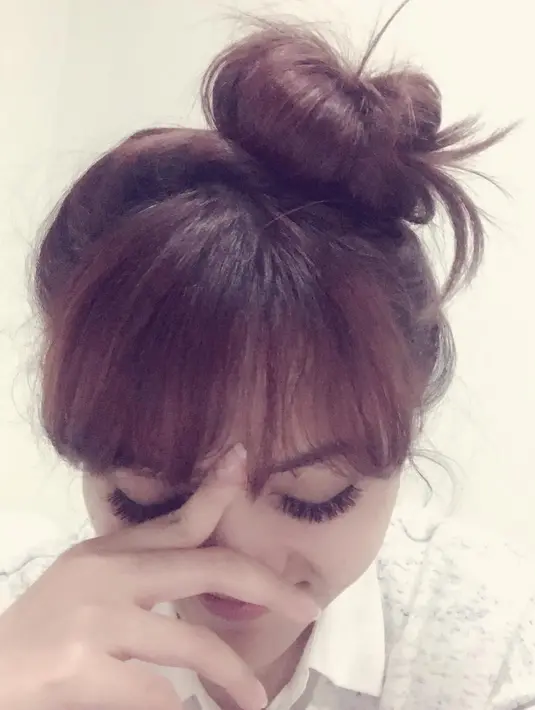 Banyak yang menduga-duga dengan keputusannya melepas hijab. Berbagai isu bermunculan termasuk pindah keyakinan. Beberapa waktu lalu, ia memutuskan untuk menikmati liburan beberapa hari di London, Inggris. (Instagram/rinanose16)