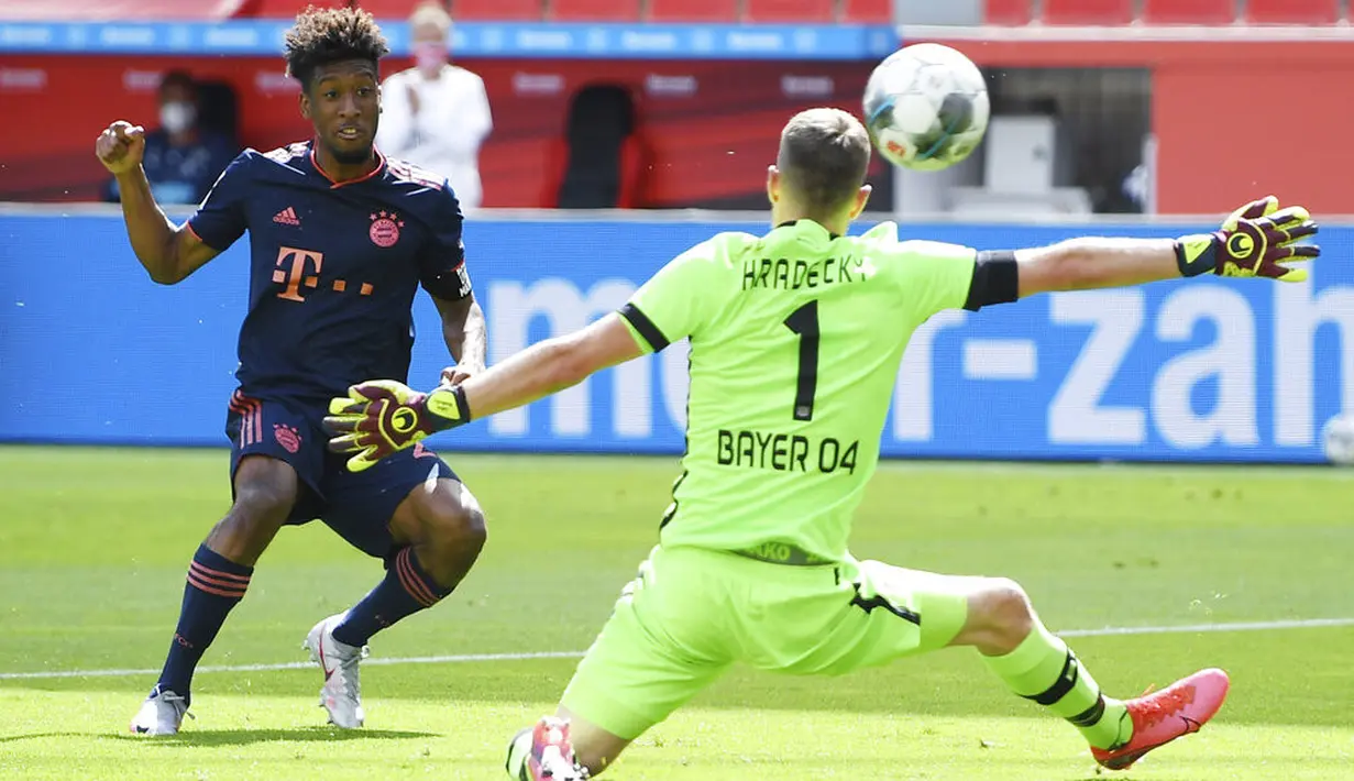 Pemain Bayern Munchen, Kingsley Coman, mencetak gol ke gawang Bayer Leverkusen pada laga Bundesliga di BayArena, Sabtu (6/6/2020). Bayern Munchen menang 4-2 atas Bayer Leverkusen. (AP/Matthias Hangst)