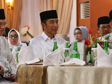 Presiden Joko Widodo bersama Wapres Jusuf Kalla saat menghadiri buka puasa bersama di Rumah Dinas Ketua DPR Bambang Soesatyo di Kawasan Widya Chandra Jakarta, Senin (13/5). Buka Puasa tersebut juga di Hadiri Tokoh Politik dan Petinggi Lembaga Negara. (Liputan6.com/Johan Tallo)