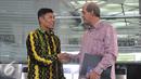 Ketua PPATK M Yusuf bersalaman dengan Multilateral Kemenlu Hasan Kleib usai memberi keterangan terkait penghapusan Indonesia dari status Grey Area oleh FATF di Kantor PPATK Jakarta, Jumat (26/6/2015). (Liputan6.com/Herman Zakharia)