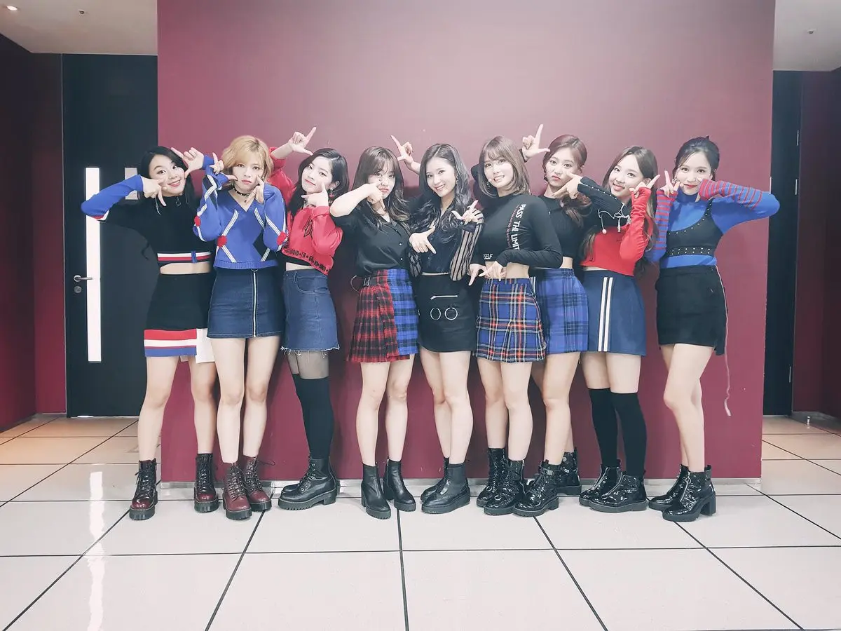 Sana bersama TWICE (Twitter JYP Ent)