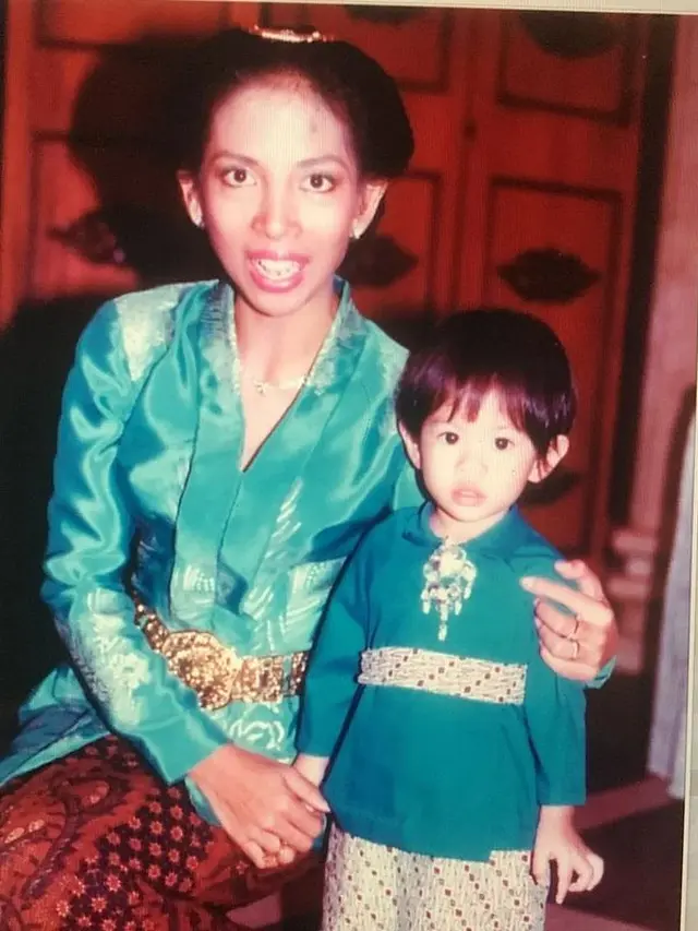 6 Foto Jadul Dian Sastrowardoyo Saat Masa Kecil Bersama Sang Ibu