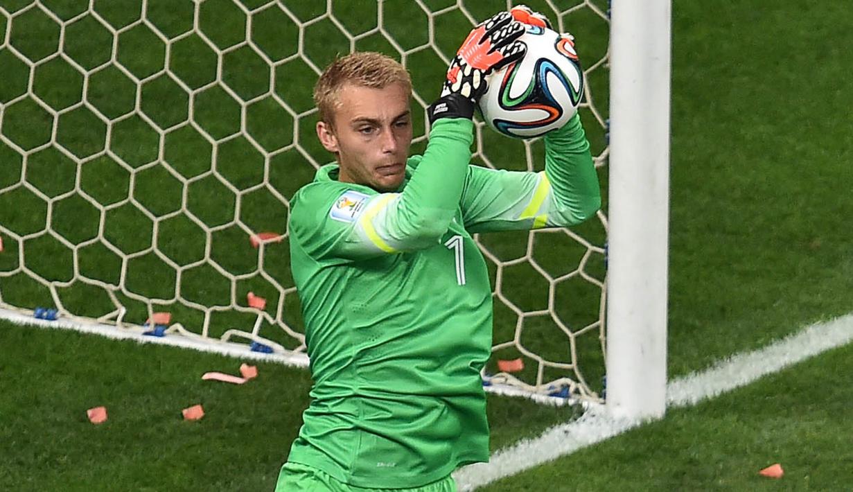4. Jasper Cillessen, setelah kehilangan Claudio Bravo, Barcelona langsung berhasil menemukan penggantinya. Kiper asal Belanda ini resmi didatangkan Barca dari Ajax dengan harga 13 juta pounds. (AFP/Gabriel Bouys)