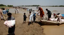 Korban banjir saat menerima bantuan Yayasan Edhi di Distrik Ghotki,Sindh Pakistan, Rabu (7/9/2022). Lebih banyak anak berisiko meninggal akibat penyakit di Pakistan karena kekurangan air bersih.(AP Photo/Fareed Khan)