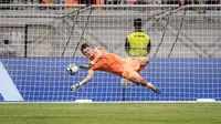 Kiper Timnas Prancis U-17, Paul Argney berhasil menepis eksekusi penendang kedua Timnas Senegal U-17, Daouda Diong saat adu penalti pada laga babak 16 besar Piala Dunia U-17 di Jakarta International Stadium, Jakarta Utara, Rabu (22/22/2023) malam WIB. (Bola.com/Bagaskara Lazuardi)