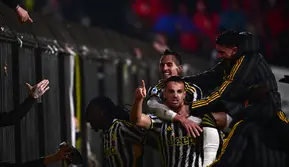 Pemain Juventus Cedera Ditabrak Fans Saat Invasi Lapangan Pramusim