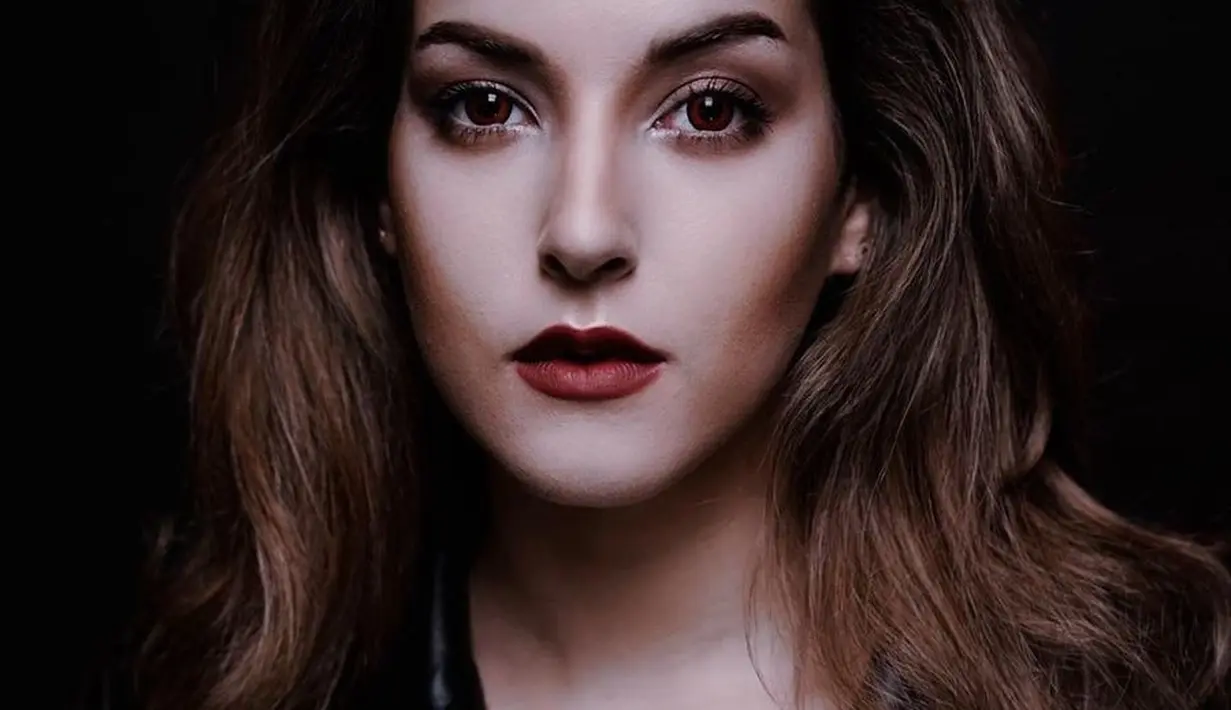 Ibu satu anak ini juga memakai heavy contouring di berbagai sisi untuk mempertegas area wajah bak Kristen Stewart. (Instagram/tasyafarasya).