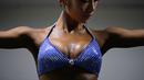 Kim Hae-Yong memenangi gelar 'Miss Sport Model' dalam Kejuaraan Muscle Pump NABBA WFF Korea 2015 di Seoul, Korea Selatan. Minggu (10/5). (AFP PHOTO/Ed Jones)