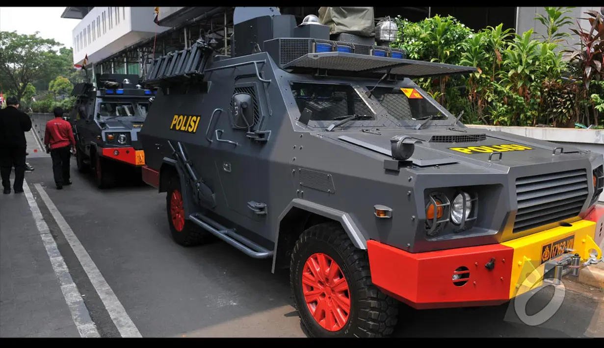 Mobil anti huru hara tampak berjaga-jaga disekitar gedung MK jelang sidang putusan Pilpres oleh Mahkamah Konstitusi, Jakarta, Rabu (20/8/2014) (Liputan6.com/Johan Tallo)