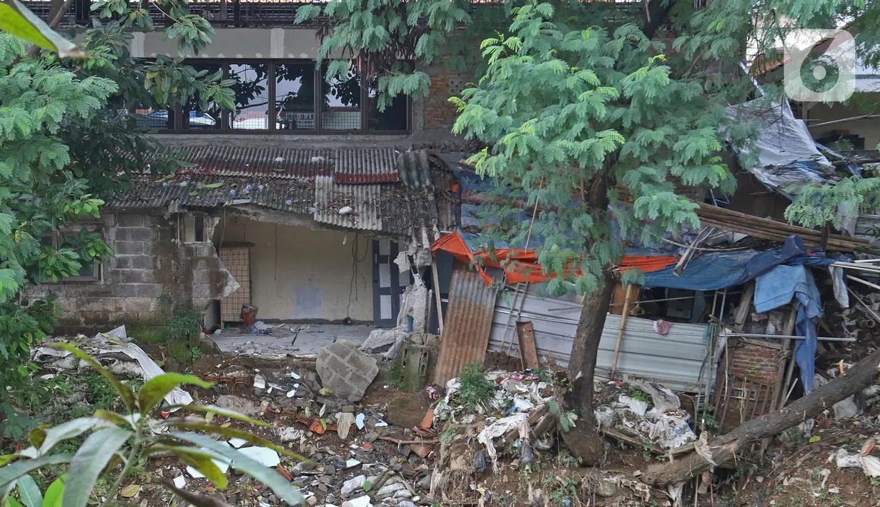 Kondisi rumah amblas di bantaran kali Ciliwung kawasan Matraman Dalem, Jakarta, Selasa (3/3/2020). Rumah amblas akibat hujan lebat yang mengguyur Ibu kota. (Liputan6.com/Hermaan Zakharia)