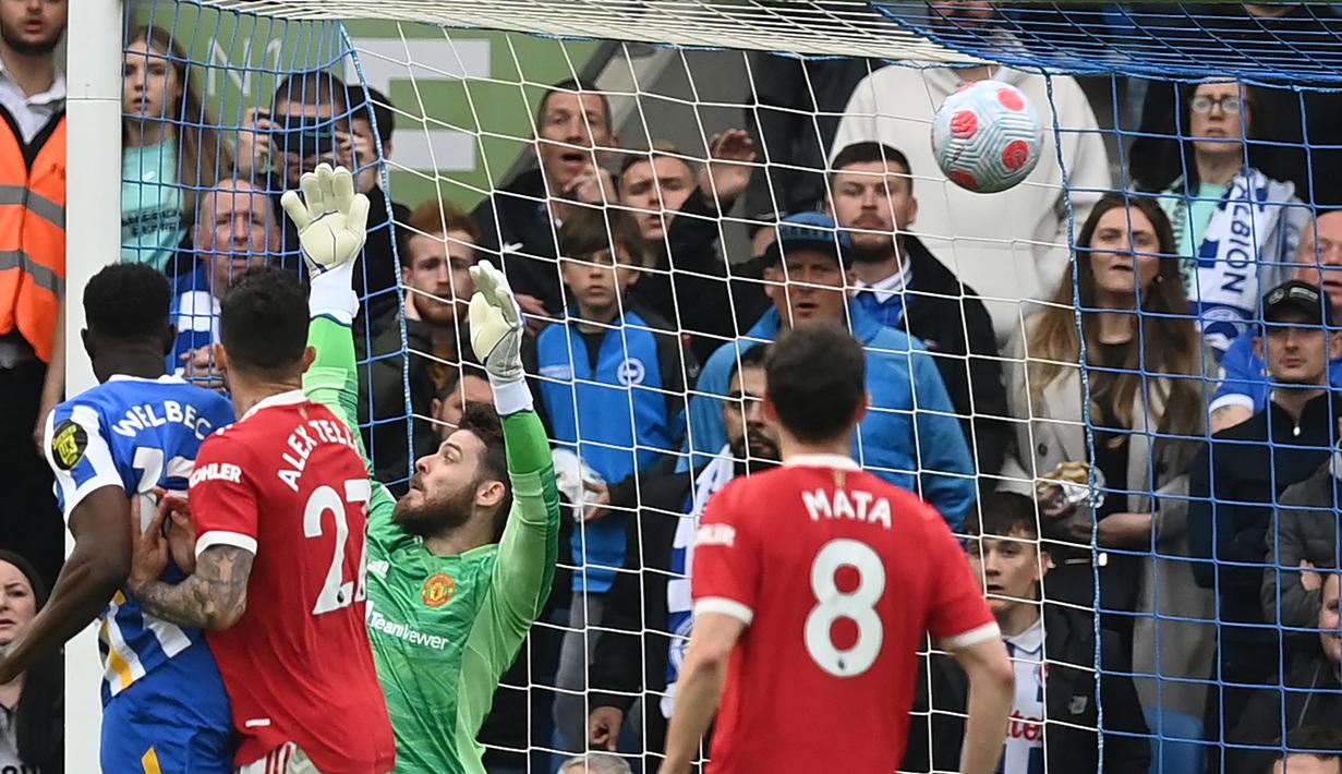 <p>Manchester United. Korban terakhir dari keganasan Brighton di Liga Inggris musim ini adalah Manchester United. Setelah menang 2-0 di pertemuan pertama di Old Trafford pada pekan ke-18 (15/2/2022), David De Gea dkk justru dibantai 0-4 di kandang Brighton pada pertemuan kedua di pekan ke-36 (7/5/2022). (AFP/Glyn Kirk)</p>