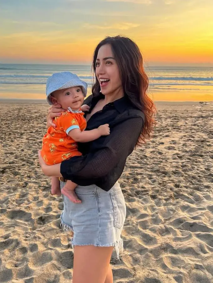 6 Gaya Kasual Jessica Iskandar Liburan di Bali, Ajak Baby Don ke Pantai untuk Pertama Kali