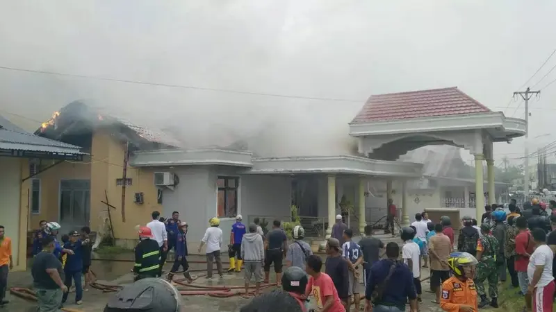 Petugas pemadam kebakaran memadamkan api yang membakar sebuah rumah di Desa Mongolato, Kecamatan Talaga, Kabupaten Gorontalo, Rabu (16/3/2022). Foto: gopos (Arfandi Ibrahim/Liputan6.com)