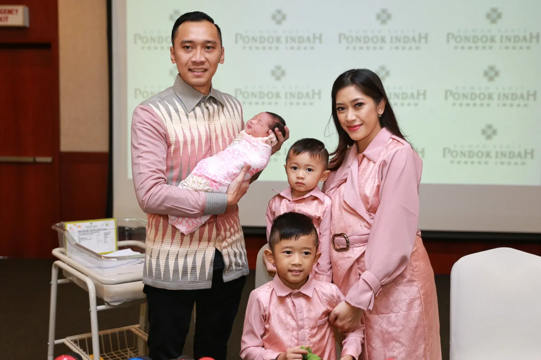Preskon kelahiran anak ke-3 pasangan Ibas Yudhoyono dan Aliya Rajasa (Adrian Putra/bintang.com)