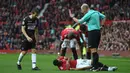 Gelandang Manchester United, Anthony Martial, tampak kesakitan saat melawan Crystal Palace pada laga Premier League di Stadion Old Trafford, Manchester, Sabtu (30/9/2017). MU menang 4-0 atas Palace. (AFP/Paul Ellis)
