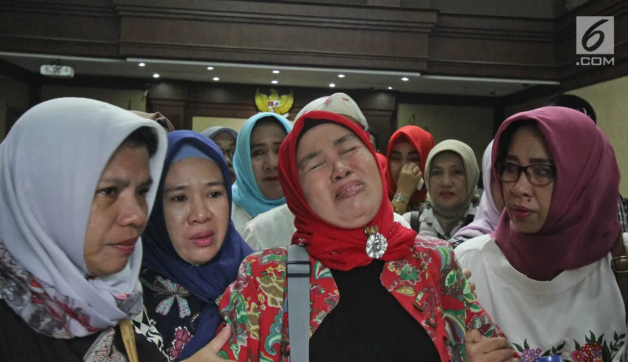 Kerabat mantan Wali Kota Kendari Asrun dan anaknya Wali Kota nonaktif Kendari Adriatma Dwi Putra menangis usai sidang vonis di Pengadilan Tipikor, Jakarta, Rabu (31/10). Asrun dan Adriatma divonis 5 tahun 6 bulan penjara. (Liputan6.com/Herman Zakharia)