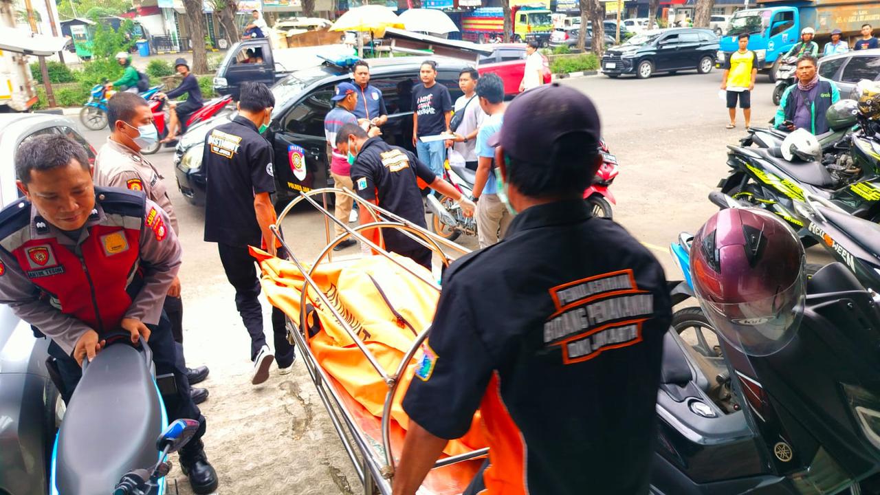 Warga di jalan Boulevard Raya, Kelapa Gading, Jakarta Utara, digegerkan dengan penemuan mayat seorang wanita hamil yang tewas bersimbah darah di sebuah ruko, Sabtu (20/4/2024). (Merdeka.com/Bachtiarudin Alam)