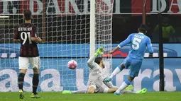 Kiper AC Milan, Diego Lopez gagal menghalau tendangan gelandang Napoli, Allan pada Lanjutan liga Italia di Stadion San Siro (4/10/2015). AC Milan Kalah telak atas Napoli dengan skor 0-4. (AFP PHOTO/OLIVIER MORIN)