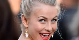 Julianne Hough telah menikmati hari-hari bahagia sejak kekasihnya, Brooks Laich, melamarnya baru-baru ini. (Bintang/EPA)