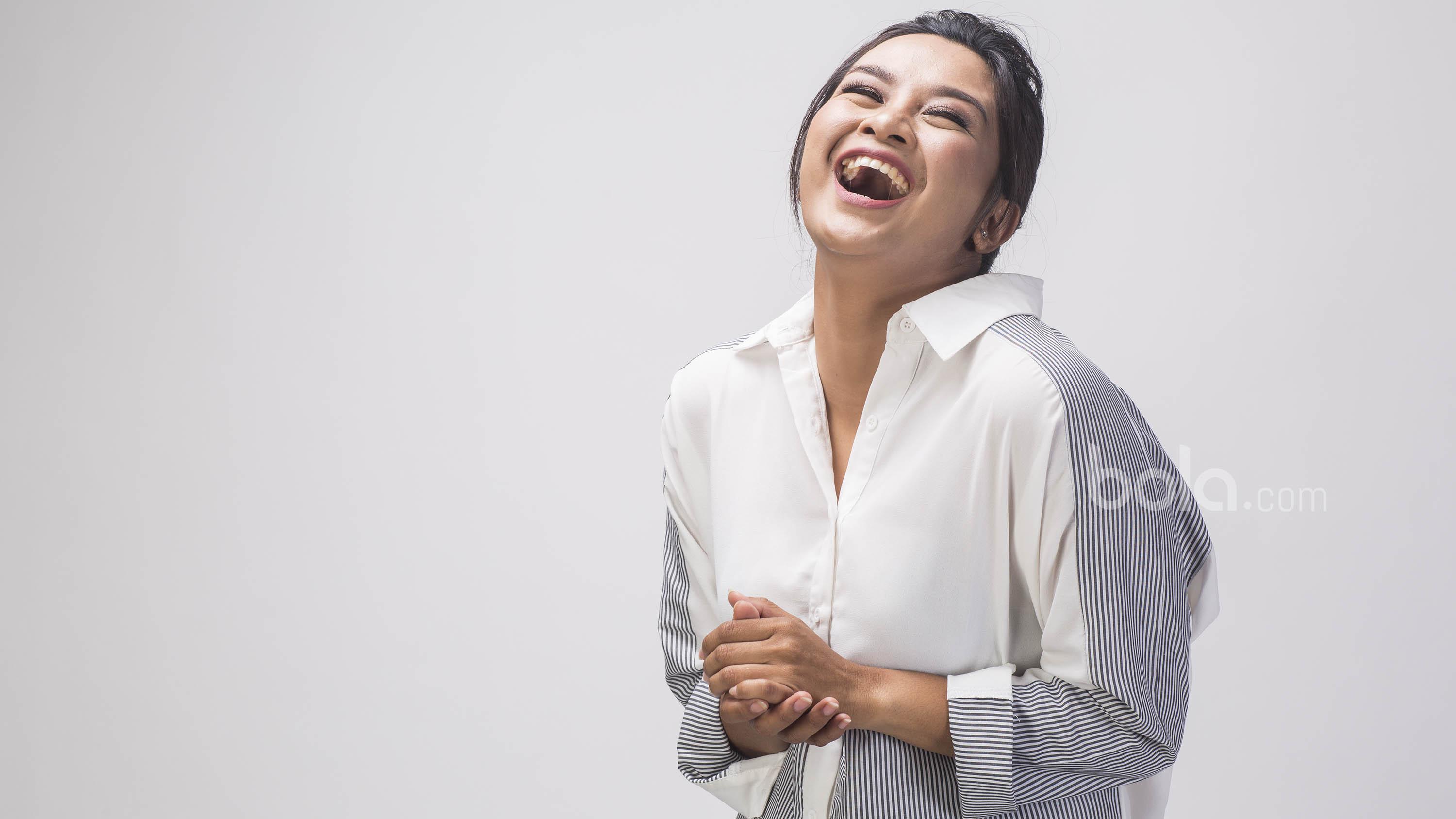 Pepanah Indonesia, Dellie Threesyadinda, melakukan sesi foto dalam rangka menyambut hari ulang tahun Bola.com yang kedua di Studio Bola.com, Jakarta, Minggu (2/4/2017). (Bola.com/Vitalis Yogi Trisna)