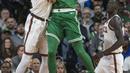 Aksi pemain Boston Celtics, Al Horford saat melakukan umpang melewati adangan pemain Milwaukee Bucks, Giannis Antetokounmpo pada laga NBA di basketball game di Milwaukee, (26/10/2017). Boston menang 96-89. (AP/Tom Lynn)