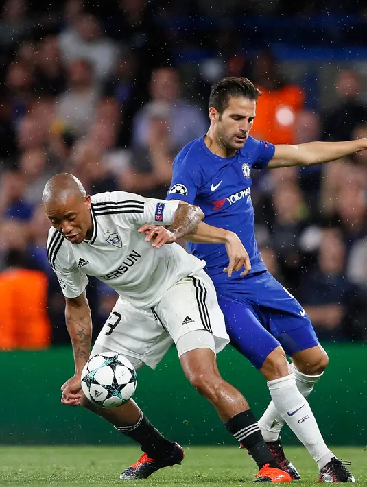 Gelandang Chelsea, Cesc Fabregas berusaha merebut bola dari pemain Qarabag, Dino Ndlovu saat bertanding pada Grup C Liga Champions di Stamford Bridge, London, Inggris (12/9). Chelsea menang telak atas Qarabag 6-0. (AP Photo/Kirsty Wigglesworth)