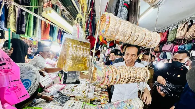 Presiden Joko Widodo atau Jokowi meninjau aktivitas perdagangan di Pasar Bawah Kota Pekanbaru, Riau, Rabu (4/1/2023).