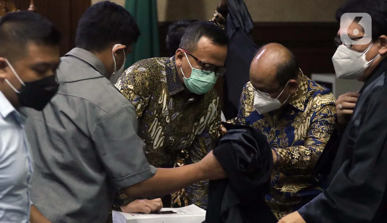 Terdakwa suap izin ekspor benih lobster tahun 2020, Edhy Prabowo (kiri) usai sidang pembacaan tuntutan di Pengadilan Tipikor Jakarta, Selasa (29/6/2021). Mantan Menteri Kelautan dan Perikanan, Edhy Prabowo dituntut lima tahun penjara dan denda Rp 400 juta. (Liputan6.com/Helmi Fithriansyah)
