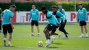 <p>Bek Villarreal, Serge Aurier (tengah kiri) dan gelandang Samuel Chukwueze (tengah kanan) mengikuti sesi latihan di tempat latihan Ciutat Esportiva Vila-Real di Vila-Real, Spanyol, Selasa (26/4/2022). Villarreal akan bertanding melawan wakil Inggris, Liverpool pada leg pertama semifinal Liga Champions. (AFP/Jose Jordan)</p>