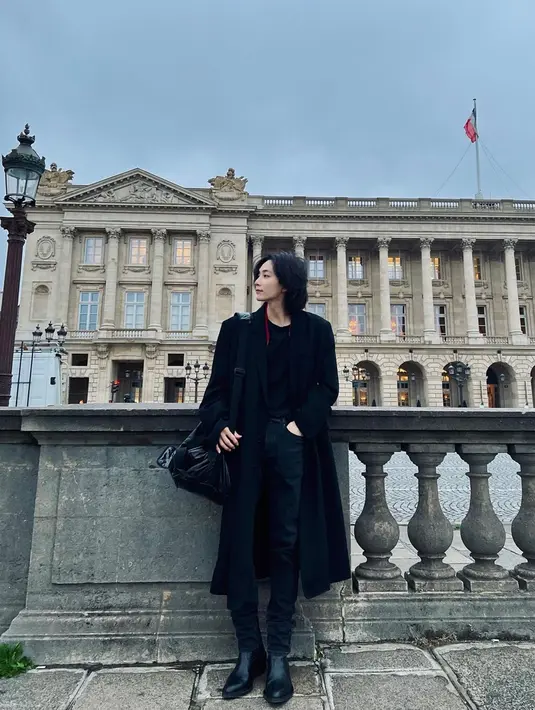 Bahkan, usai melakukan tour dunia dengan Seventeen, Jeonghan kembali terlihat memanjangkan rambutnya. Hair style yang digunakan Jeonghan dengan rambut gondrongnya pun cukup beragam. (Liputan6.com/IG/@jeonghaniyoo_n)