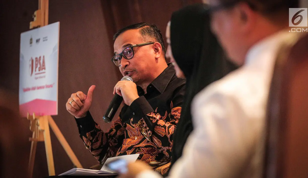 Ketua Masyarakat Indonesia Anti Pemalsuan (MIAP) Justisiari P Kusumah  memberikan penjelasan terkait program piagam software asli dalam peluncuran program piagam software asli di Jakarta, Senin (23/10). (Liputan6.com/Faizal Fanani)