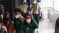 Penumpang menuruni eskalator di Stasiun Tanah Abang, Jakarta, Selasa (16/11/2021). Pemerintah telah memperpanjang kebijakan Pemberlakuan Pembatasan Kegiatan Masyarakat (PPKM) Jawa-Bali mulai 16-29 November 2021. (Liputan6.com/Angga Yuniar)