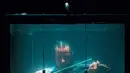 Salah satu anggota Between Music memainkan alat musik mereka saat latihan jelang Konser Underwater AquaSonic di Aarhus, Denmark, Rabu (19/4). (AFP PHOTO / Jonathan NACKSTRAND)
