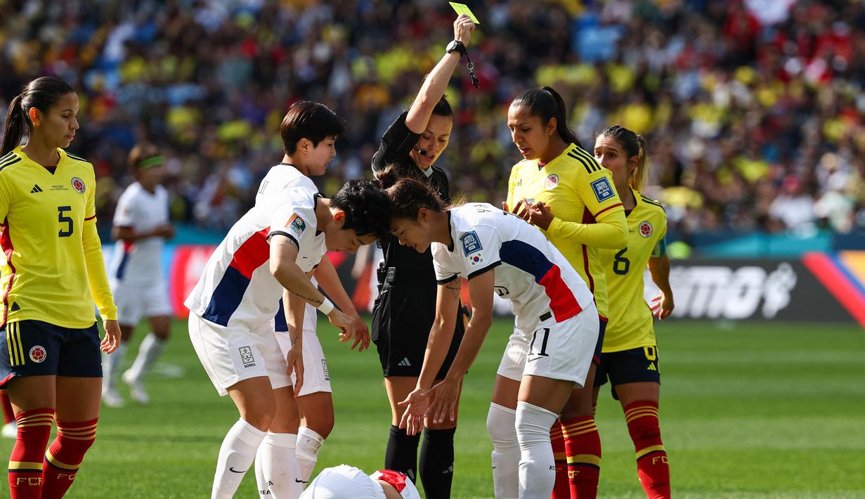 Rebecca Welch memulai kariernya sebagai wasit pada tahun 2010. Welch menjadi wasit wanita pertama yang ditunjuk memimpin pertandingan di pertandingan sepak bola profesional di Inggris pada 2021. Kala itu, ia ditunjuk untuk menjadi pengadil lapangan pada laga Harrogate dan Port Vale di kompetisi strata keempat Liga Inggris. (AFP/David Gray)