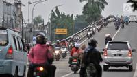 Pengendara sepeda motor nekat melawan arah saat melintas di jalan layang atau flyover Buaran, Jakarta, Kamis (29/11). Aksi nekat ini kerap terjadi di flyover Buaran, terutama pada saat jam sibuk guna menghindari kemacetan. (Merdeka.com/Iqbal S Nugroho)