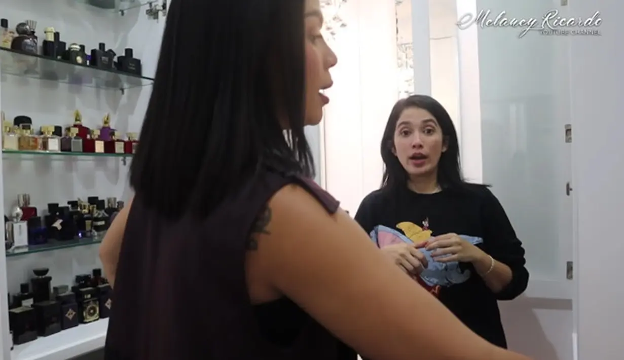 Ussy Sulistiawaty koleksi Parfum (Youtube/Melaney Ricardo)