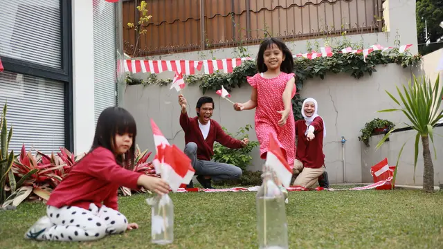 Busana HUT RI keluarga Tri Changcuters