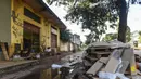 Perabotan dan barang-barang  ditinggalkan di jalan setelah banjir besar yang disebabkan oleh hujan di Belo Horizonte, Brasil (27/1/2020). Lebih dari 30.000 orang terlantar akibat hujan lebat di Brasil tenggara yang juga menewaskan lebih dari 50 orang. (AP Photo/Gustavo Andrade)