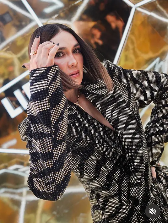 <p>Melengkapi tampilannya dengan aksesori kalung Bvlgari. Serta cincin emasnya. Membuat tampilannya tampak mewah. [@lunamaya]</p>