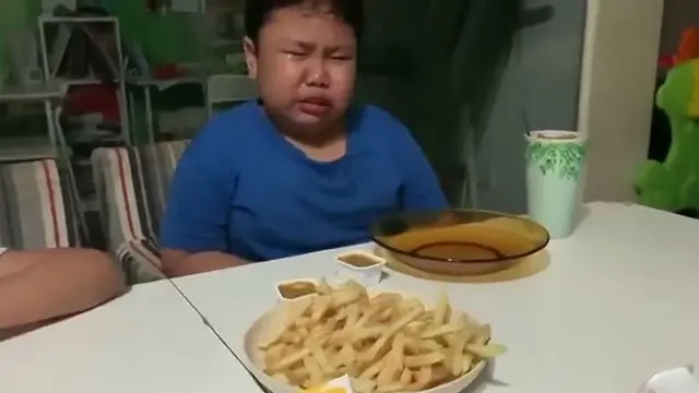 bocah nangis makan McD