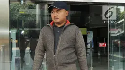 Ketua DPRD Kabupaten Tebo, Agus Rubiyanto berjalan keluar usai menjalani pemeriksaan di gedung KPK, Jakarta, Jumat (6/4). Agus diperiksa sebagai saksi untuk tersangka Gubernur Jambi Zumi Zola. (Merdeka.com/Dwi Narwoko)