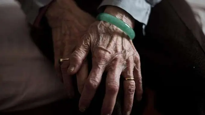 Tega!! Setelah Ambil Uang, Anak Ini Telantarkan Ayahnya 