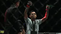 Stefer Rahardian merayakan kemenangan atas Himanau Kaushik pada ajang One Championship 2018 di Jakarta Convention Center, Sabtu (12/5/2018). Stefer Rahardian mudah pada menit kedua ronde pertama. (Bola.com/Nick Hanoatubun)