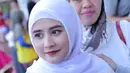 "1000 dinar ya itu bikin tenang aja. Artinya semoga Allah memberikan rezeki yang tidak disangka-sangka walaupun kita sudah kehilangan rejeki tapi dikasih rejeki yang tidak disangka-sangka," jelasnya. (Deki Prayoga/Bintang.com)