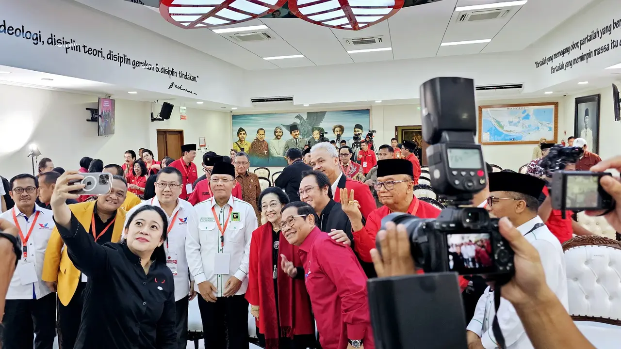 Ketua Umum PDIP Megawati Soekarnoputri bersama anaknya Prananda Prabowo dan Puan Maharani, dan Ganjar Pranowo berswafoto di HUT ke-51 PDIP.
